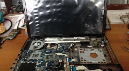 Repararea cadrului spart al ecranului pentru laptop, calculator