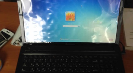 Repararea cadrului spart al ecranului pentru laptop, calculator