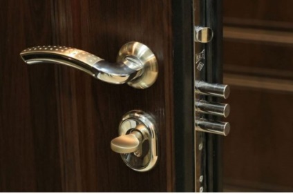 Repararea ușii metalice de intrare cu mâinile tale