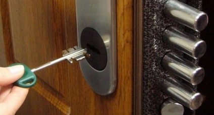 Repararea ușii metalice de intrare cu mâinile tale