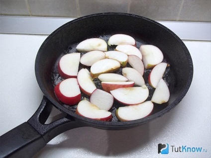 Retezați merele prăjite cu scorțișoară