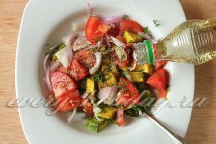 Salata cu avocado și roșii