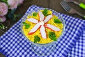 Salată cu bastoane de crab, castraveți și brânză