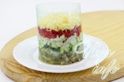 Saláta csirkével és friss uborka újév recept egy fotó