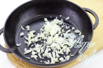 Saláta csirkével és friss uborka újév recept egy fotó