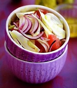 Salata cu piersici si rosii (reteta)