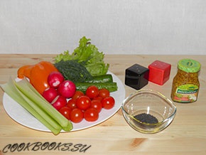 Zöldség, uborka, bors, retek és paradicsomos tavaszi saláta