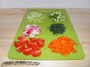 Salata de primavara cu telina, castraveti, ardei, ridiche si rosii