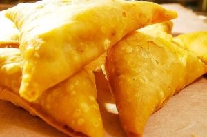 Indiai samosas pogácsákat sült egy serpenyőben