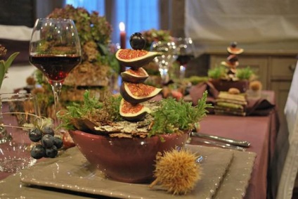 Servirea mesei la domiciliu cu fructe și flori de toamnă