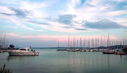 Az északi Balaton-part, a magyar elit üdülőhelyek