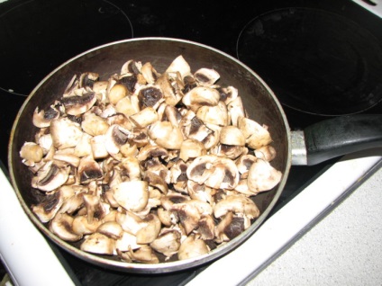Rántott gomba tejfölös hagymát -, hogyan kell főzni sült gombát egy serpenyőben, lépésről lépésre