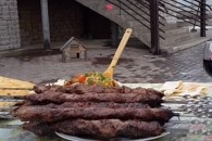 Shish kebab a májból, receptek a téten, hús a máglya, pihenő mester