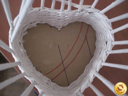Caseta unei inimi de tuburi de ziar cu Iruks, o clasă de masterat de țesut