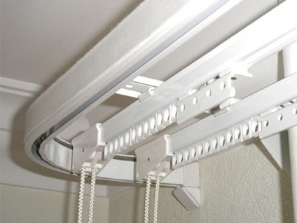 Perdelele din dormitor pe cornișorul tavanului, regulile de alegere și îngrijire