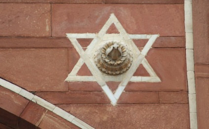 Simbolismul hexagramului este motivul pentru care steaua lui David se găsește în bisericile catolice, punct de plecare
