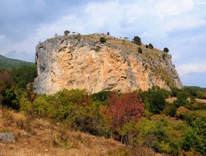 Скала червоний камінь