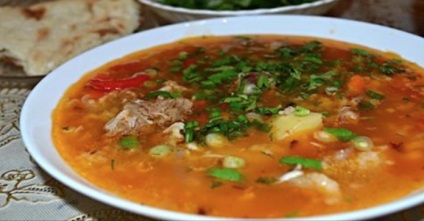 Seductiv apetisant, supa tradițională aromată uzbecă cu carne de vită are o specialitate