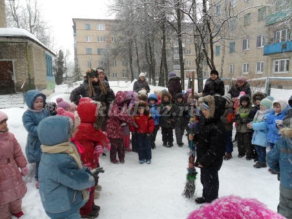 Peisaj pentru carnaval în grădinița de pe stradă