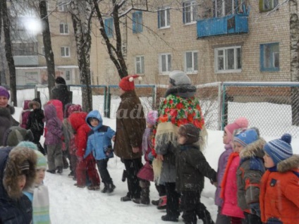 Peisaj pentru carnaval în grădinița de pe stradă