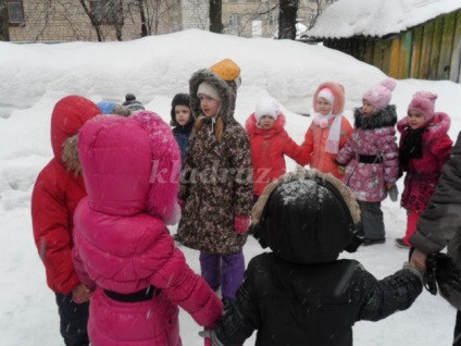 Peisaj pentru carnaval în grădinița de pe stradă