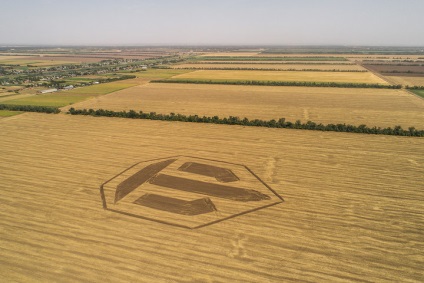 Tractorul a creat un logo gigantic al lumii rezervoarelor pe câmpul de grâu de toamnă