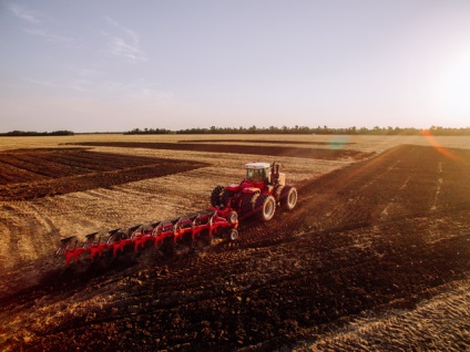 Tractorul a creat un logo gigantic al lumii rezervoarelor pe câmpul de grâu de toamnă