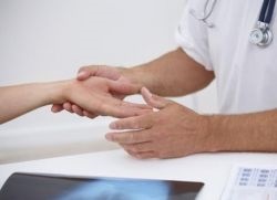 Agitarea mâinilor - cauze și tratamentul bolii