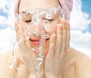 Îngrijire facială cu apă minerală