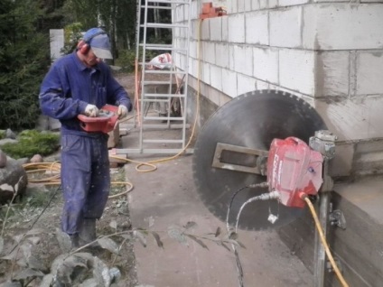 Amestecarea elementelor de amestecare a betonului într-un mixer de beton, manual