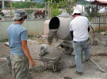 Amestecarea elementelor de amestecare a betonului într-un mixer de beton, manual