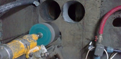 Amestecarea elementelor de amestecare a betonului într-un mixer de beton, manual