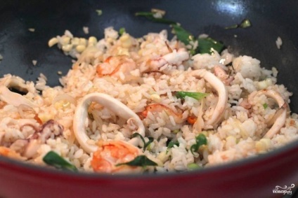 Sült rizs, tenger gyümölcsei thai - lépésről lépésre recept fotók