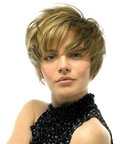 Ladies haircut scară pentru păr scurt, cu o fotografie