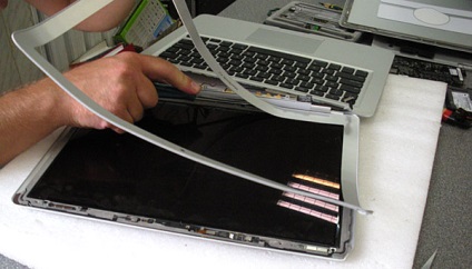 Curățăm aerul din MacBook și îl dezasamblam pentru a schimba matricea ecranului sau capacul de sus, articole utile de la