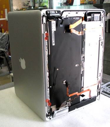 Curățăm aerul din MacBook și îl dezasamblam pentru a schimba matricea ecranului sau capacul de sus, articole utile de la