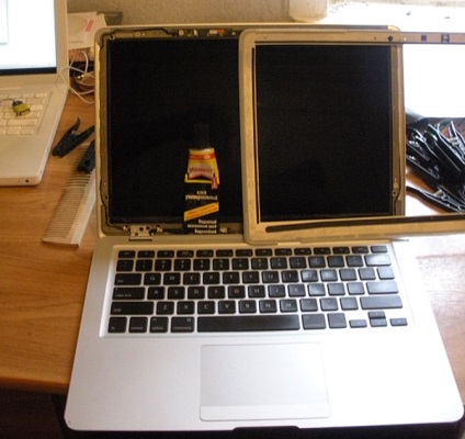 Macbook aer curat și demontarea ecranului pentru a schimba matricea sau capacul superior, articole utile din