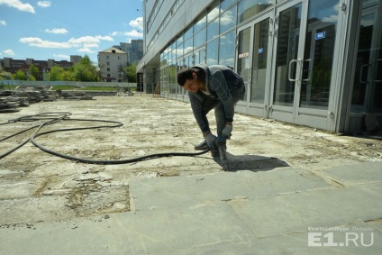 Palatul sportiv a fost împrejmuit cu o foaie profilate și a început să fie reconstruit