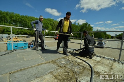 Palatul sportiv a fost împrejmuit cu o foaie profilate și a început să fie reconstruit