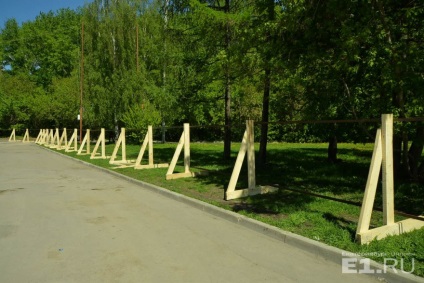 Palatul sportiv a fost împrejmuit cu o foaie profilate și a început să fie reconstruit