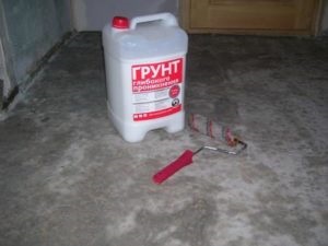 Primer önterülő padló a padló alatt, amely használható