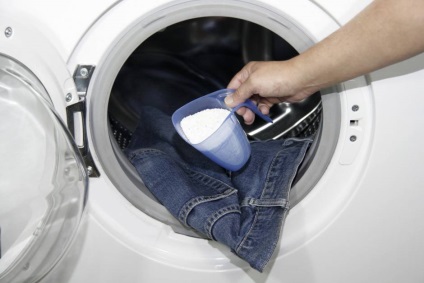 Cum se utilizează înălbitorul într-o mașină de spălat