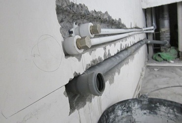 Hogyan állapítható meg a műanyag cső a falon