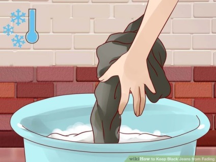 Hogyan mossuk át a farmert, hogy festett kis trükk