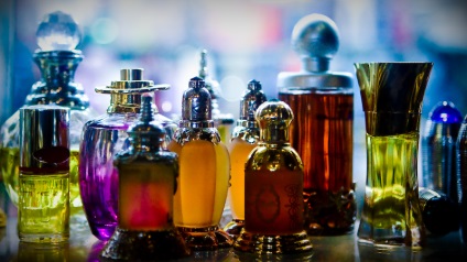 Cum se amesteca parfumul si se joaca cu parfumurile, creand amestecuri de parfumuri