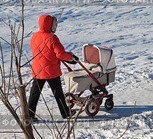 Cum să vă întâlniți în mod corespunzător mama pentru o plimbare cu un cărucior în timpul iernii