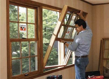 Cum să introduceți o fereastră din lemn