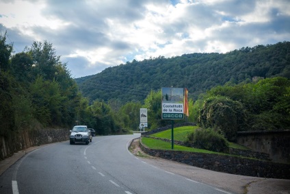 Castelfolit de la Rocca - un sat în Spania, pe stânci