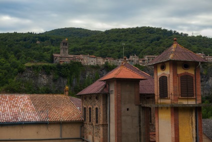 Castelfolit de la Rocca - un sat în Spania, pe stânci