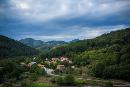 Castelfolit de la Rocca - un sat în Spania, pe stânci